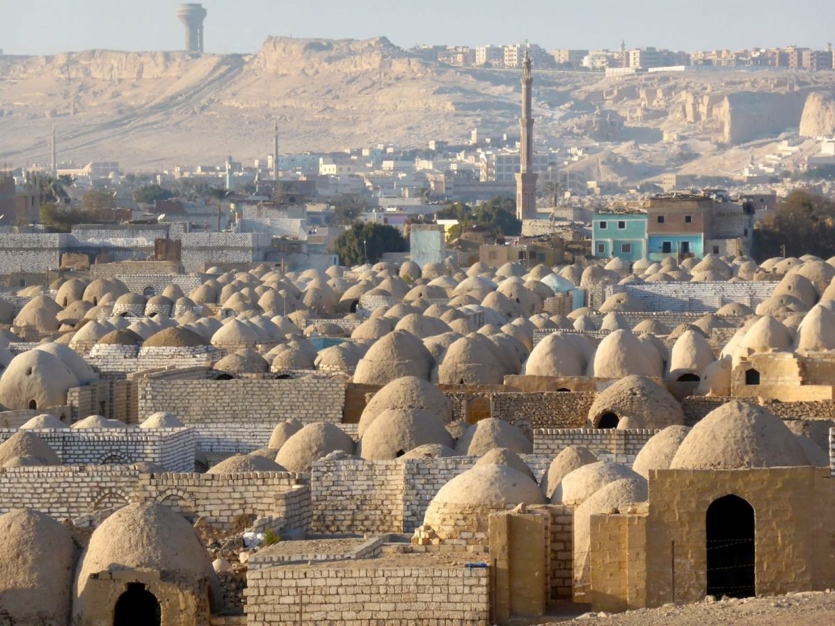 Felsengräber und Landschaft bei Beni Hassan