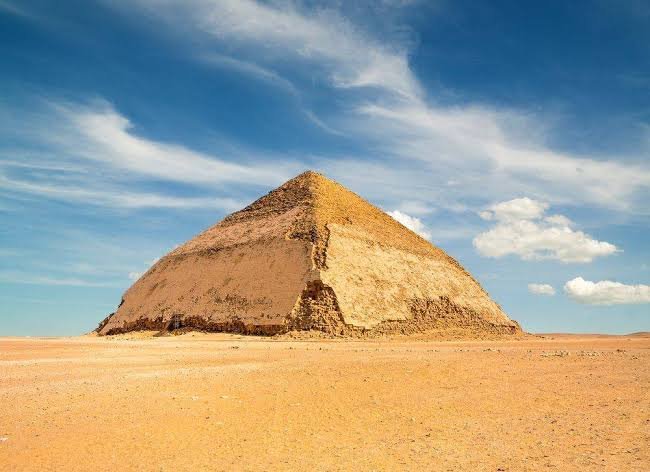 Pyramiden von Dahschur in der Wüstenlandschaft