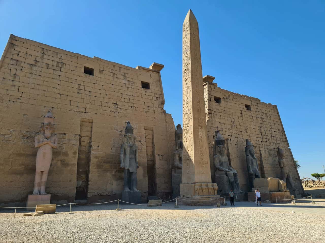 Luxor am Nil mit Tempeln und Palmen